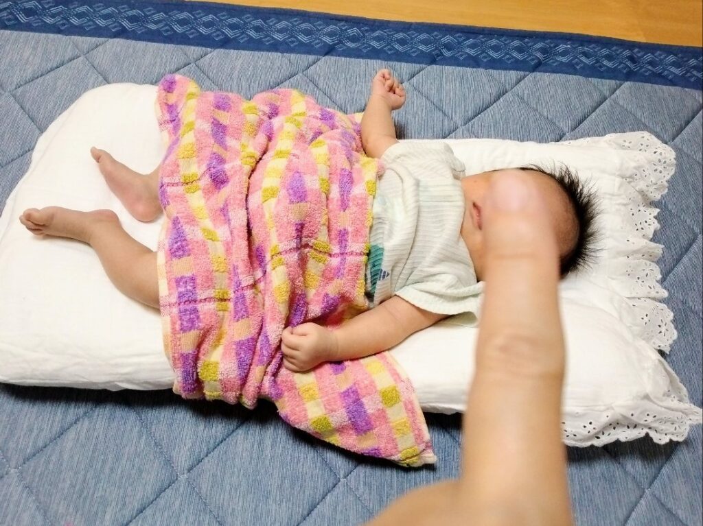 トッポンチーノに赤ちゃんを寝かせている画像